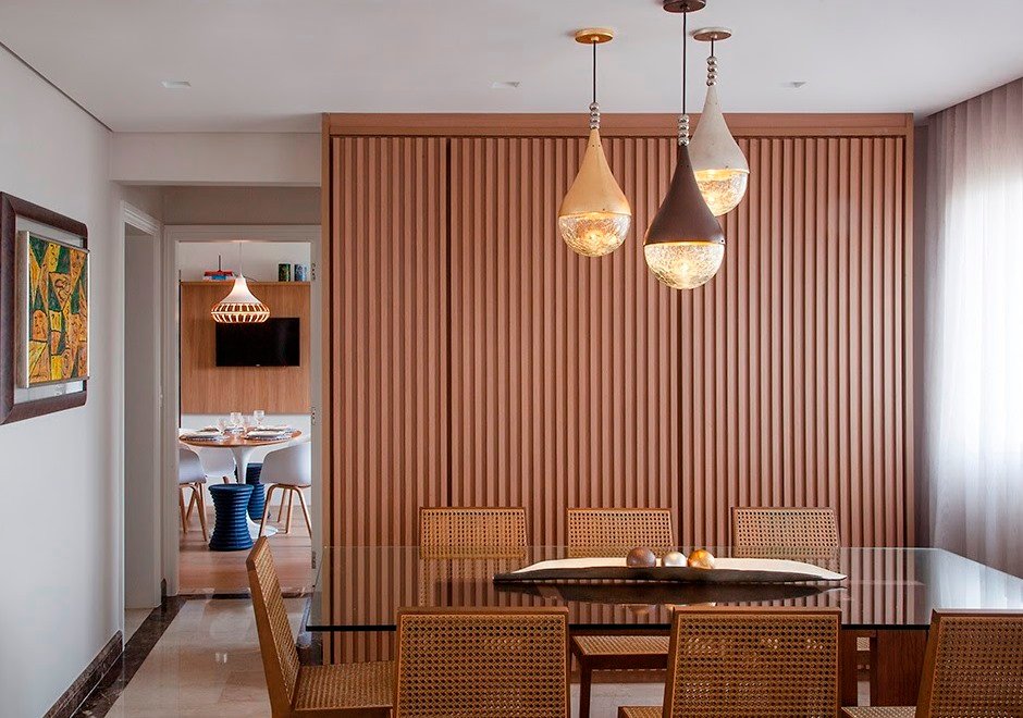 porta mimetizada ripada em ambiente de sala de estar